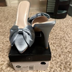 Women’s David’s Bridal DB Sutdio Edwina blue wedding shoe. Size 8.5